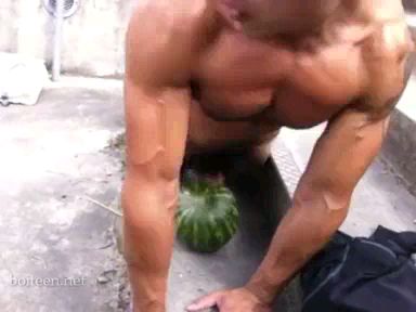 晨跑野外幹西瓜，