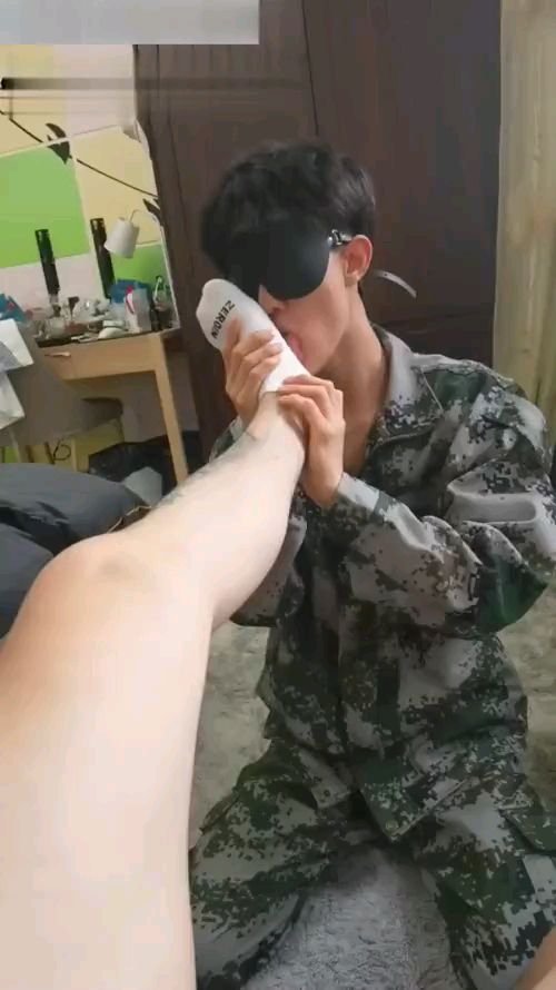 大一大屌狗奴軍訓完就來酒店挨艹，吃腳和屁眼，操完用炮機玩（上）