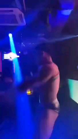 夜店表演脫衣